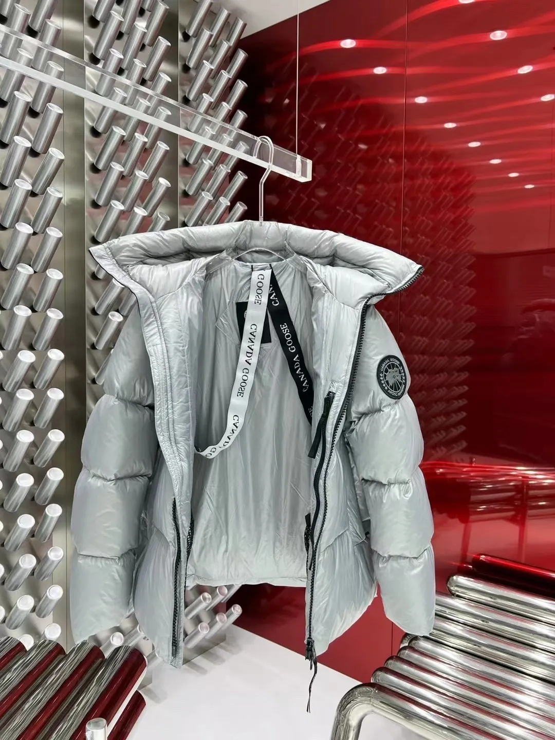 P780 Canada Goose/Canada Goose 2022 limited new Crofton puff down jacket top version (exclusive to the entire network)‼ ️ ‼ ️Top version, ceiling level‼ ️ Crofton soft bread, the latest style in 2022, with cold protection effect up to level 4, made of recycled Feather-Light tear-resistant fabric, ultra-light, and no weight on the upper body at all! The unique black label highlights your temperament‼ ️ Canada Goose, a Canadian brand, has always been recognized as the warmest down jacket. Various Instagram celebrities, Internet celebrities, and celebrities often wear it for street photos. I do Canada Goose every year, but I still can’t get rid of my love for the geese. No matter how cold the weather is, there is no need to be afraid, because there are geese! Filled with 90% white duck down, Canada Goose is the legendary warmest down jacket and is known as a must-have for Arctic outdoor sports! The most popular down jacket in the world, celebrities are rushing to buy it, it is a must-have!   Same style for men and women Size: S~XXL Ready in stock